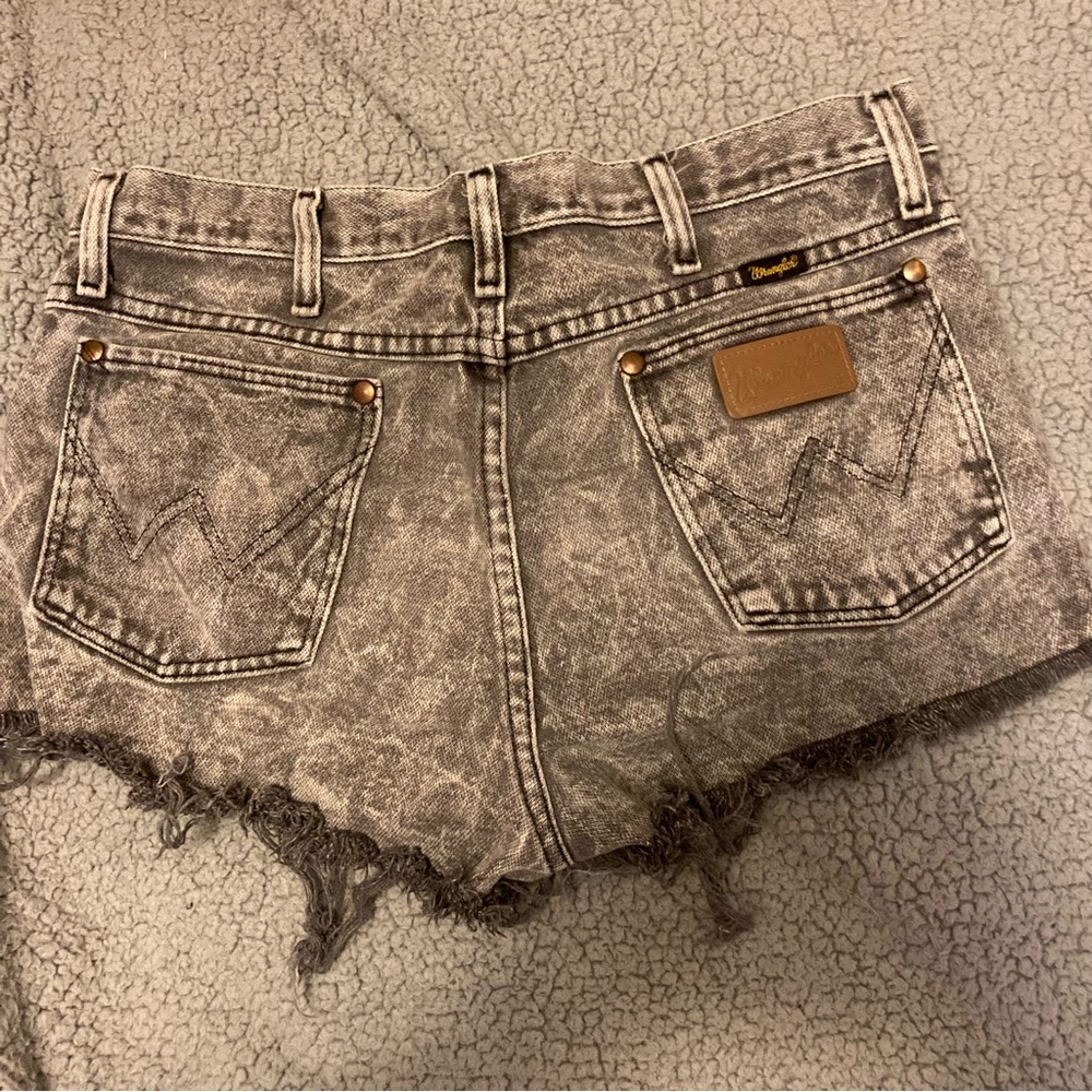 Wrangler Shorts - distressed gray 100% cotton - vintage - size 33x30 - Picture 2 of 7